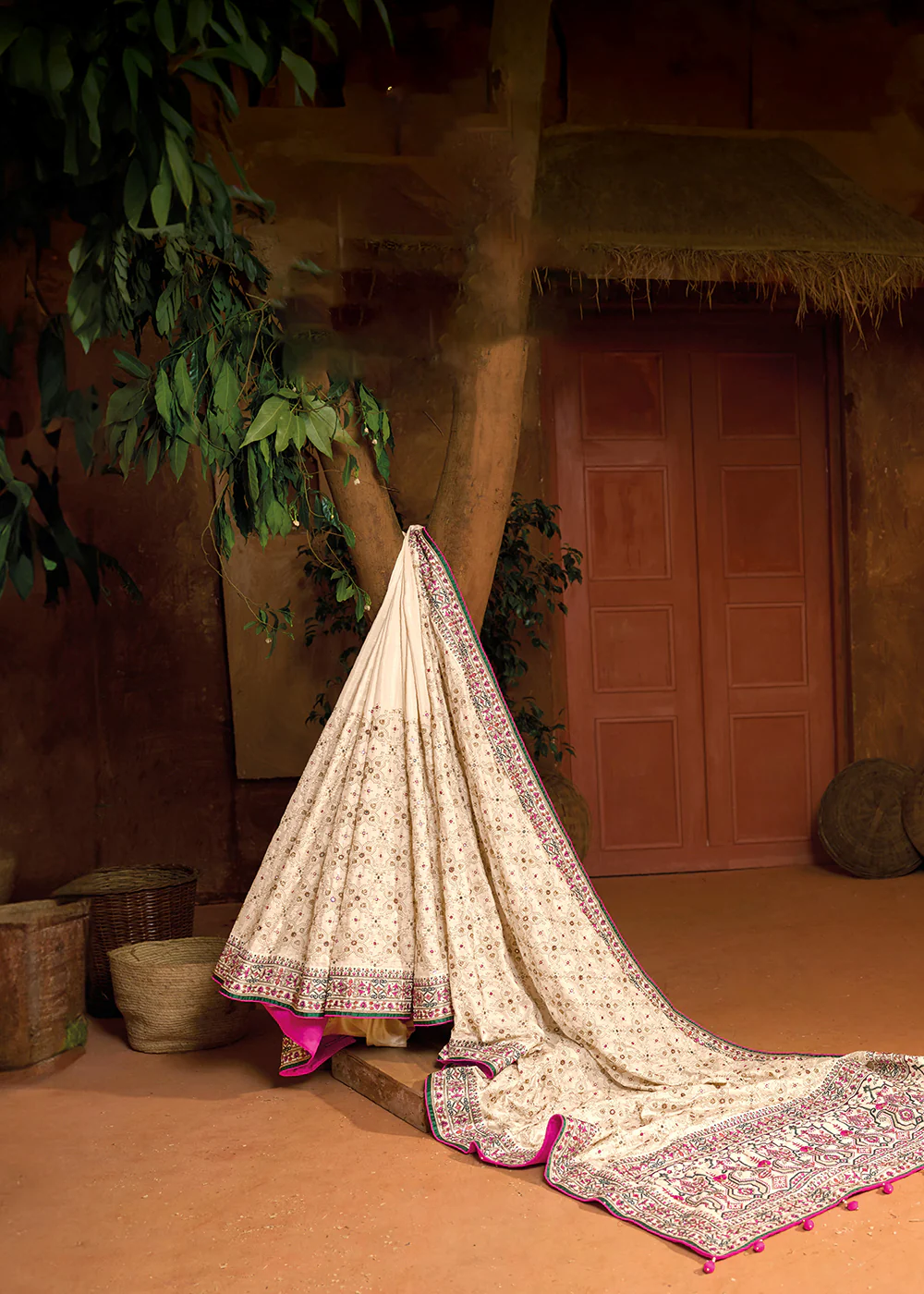 Cream Hand Work Embroidered Traditional Banarasi Silk Saree - Image 4