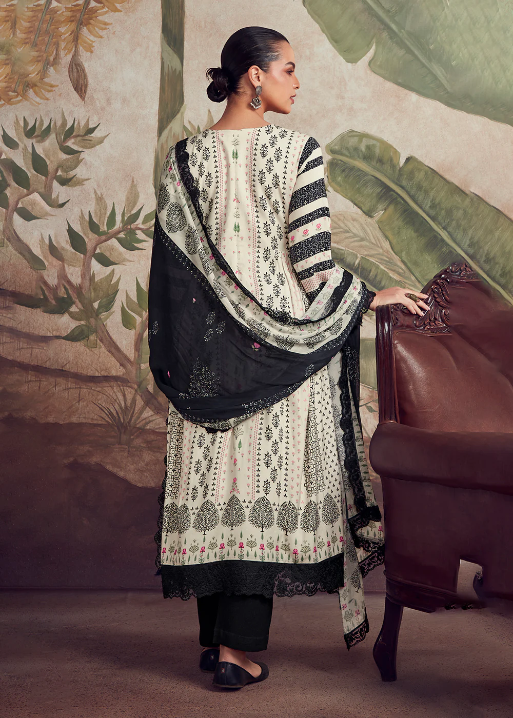Digital Printed Off White Pakistani Style Salwar Suit - Image 3