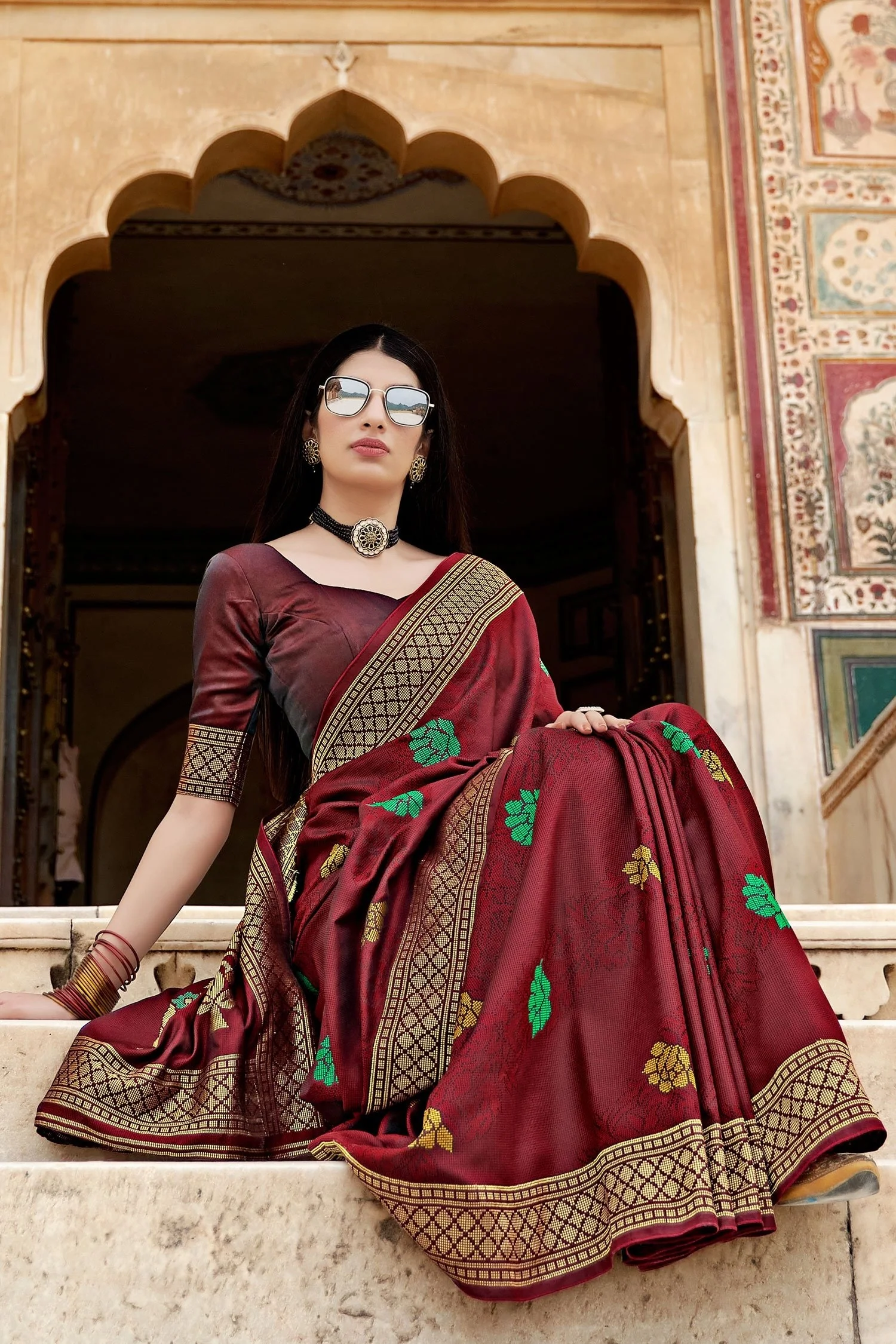 Floral Weaving Maroon Banarasi Silk Traditional Saree - Image 2