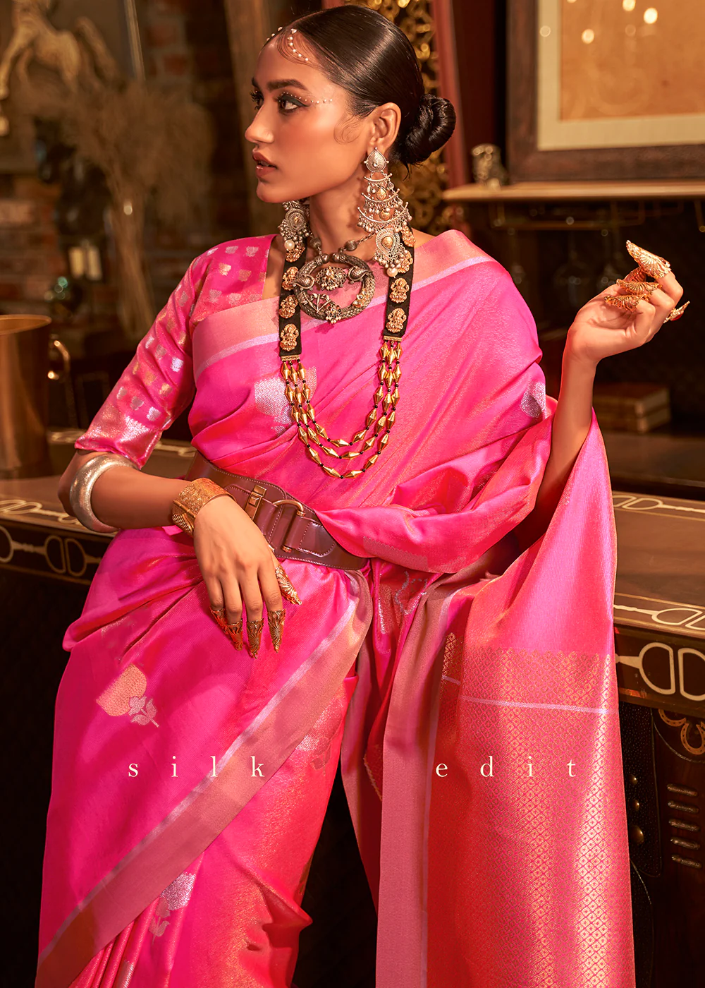 Grandiose Pink Handloom Silk Weaving Contemporary Saree - Image 2