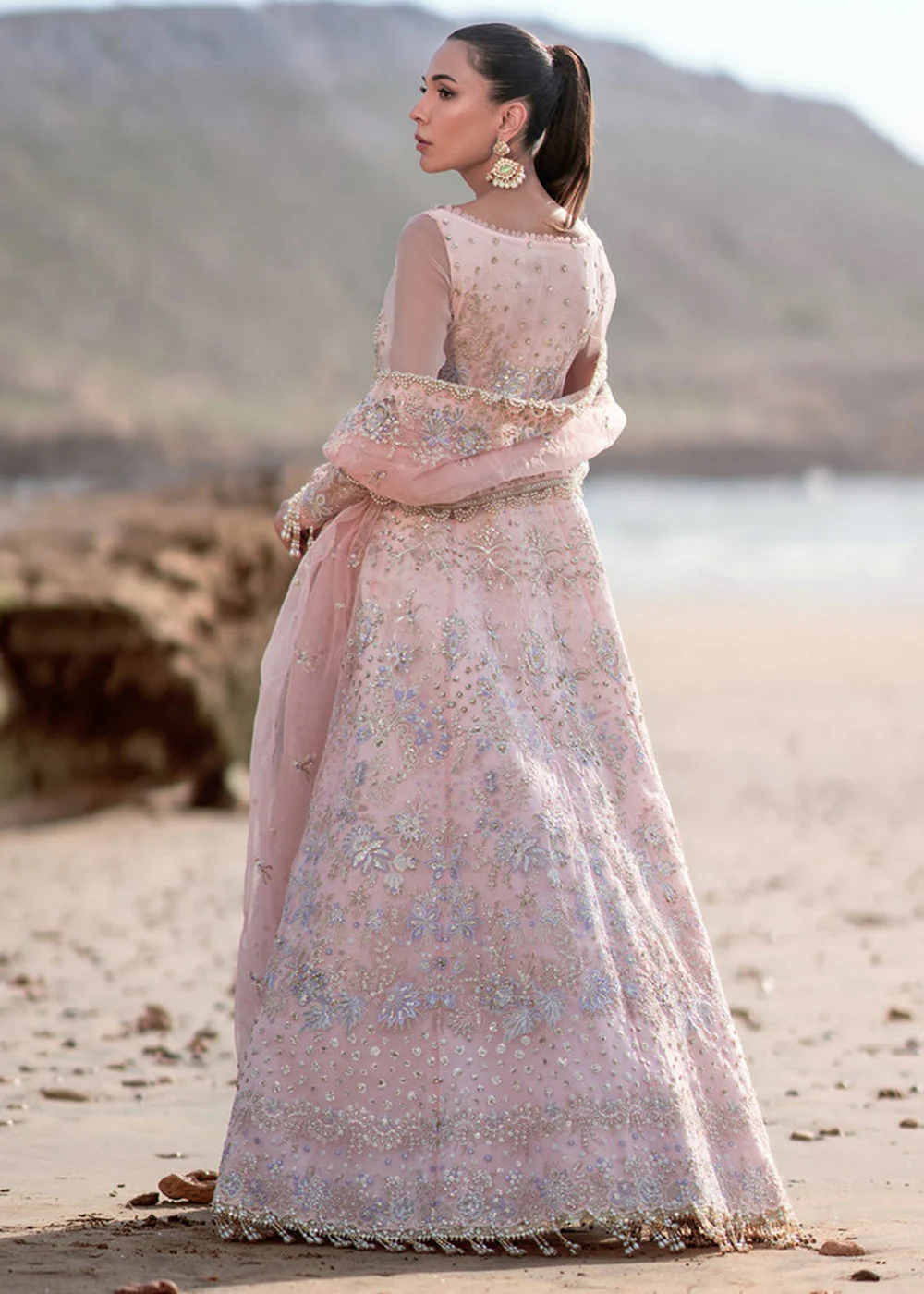 Kamari Reveuse Wedding Formals '24 by Emaan Adeel | AMOUR - Image 3