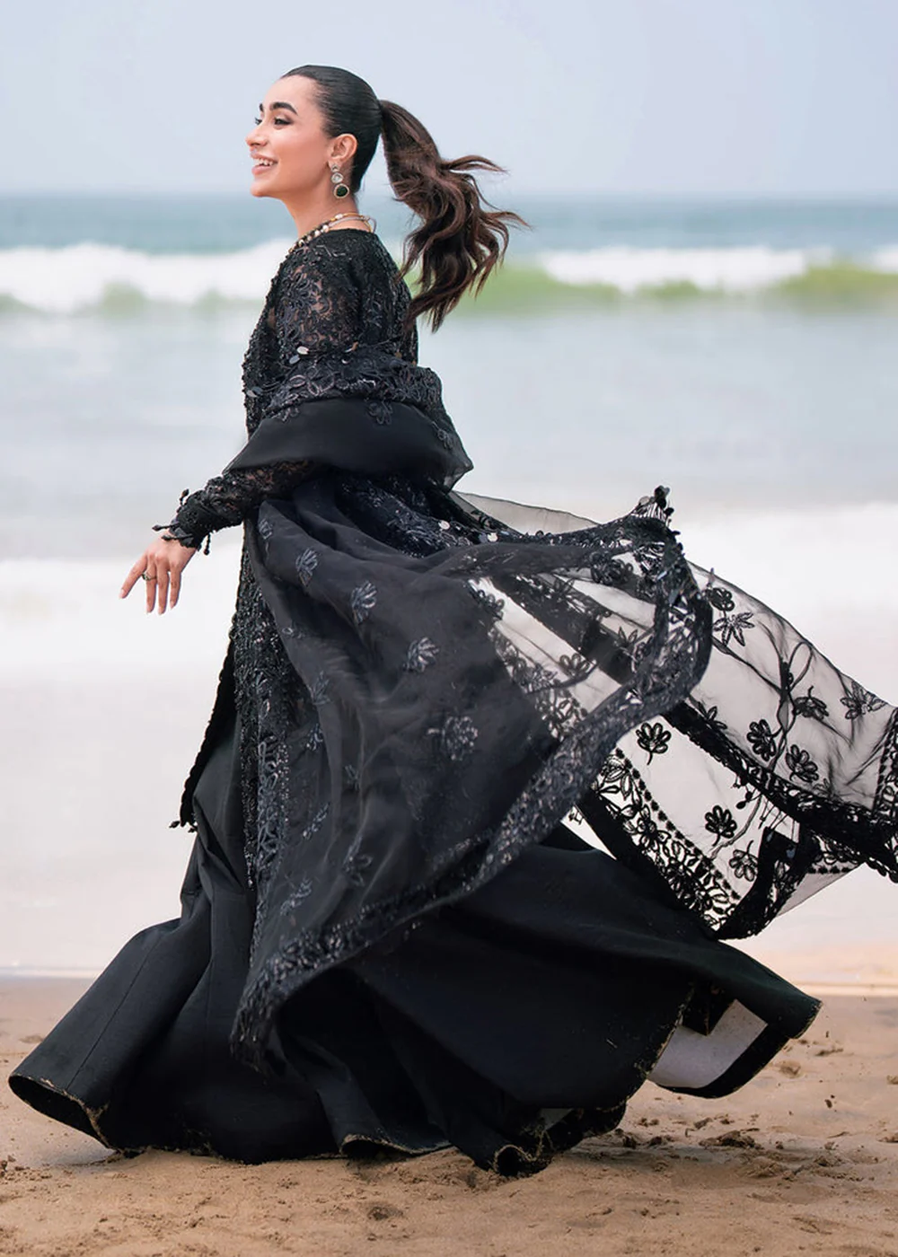 Kamari Reveuse Wedding Formals '24 by Emaan Adeel | CASSANDRA - Image 4