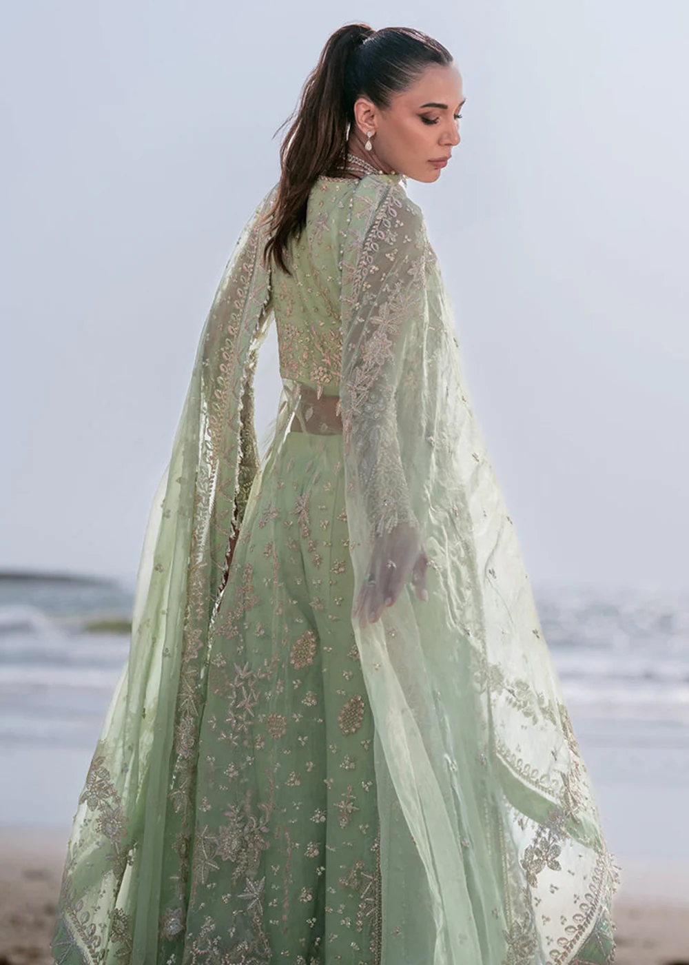 Kamari Reveuse Wedding Formals '24 by Emaan Adeel | NOIR - Image 5
