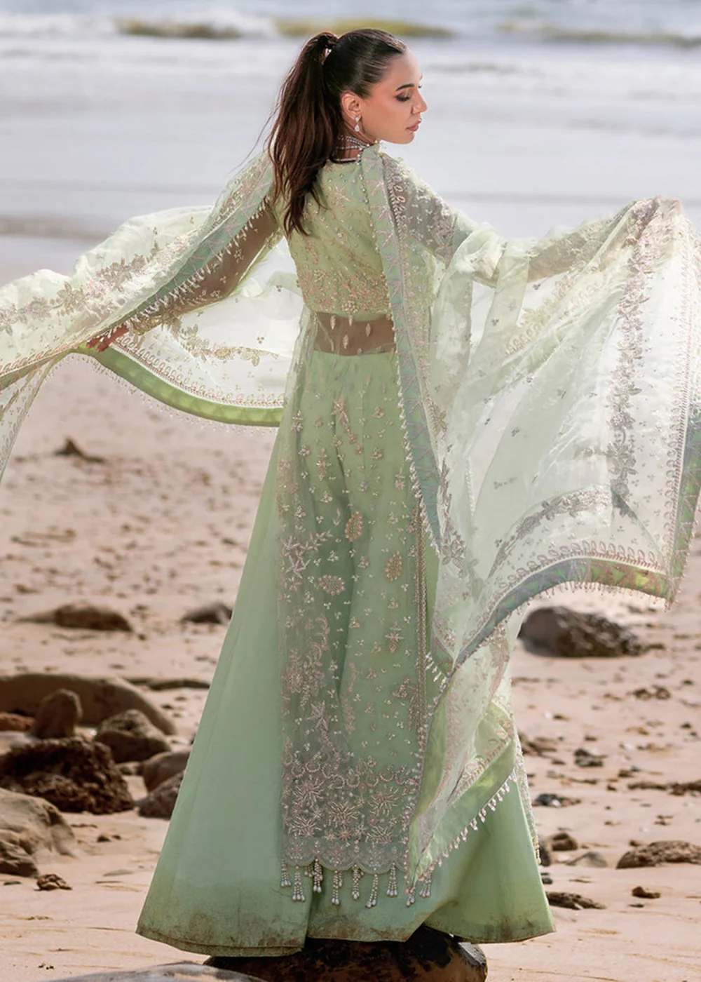Kamari Reveuse Wedding Formals '24 by Emaan Adeel | NOIR - Image 6