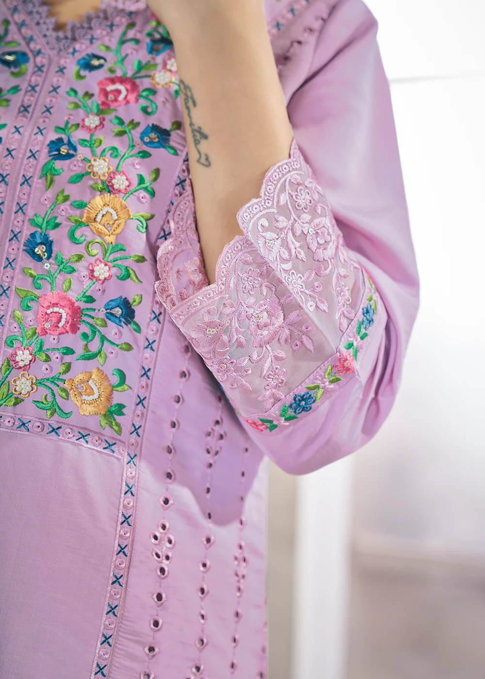 Lilac Roman Silk Embroidered Festive Salwar Kurta Suit - Image 4