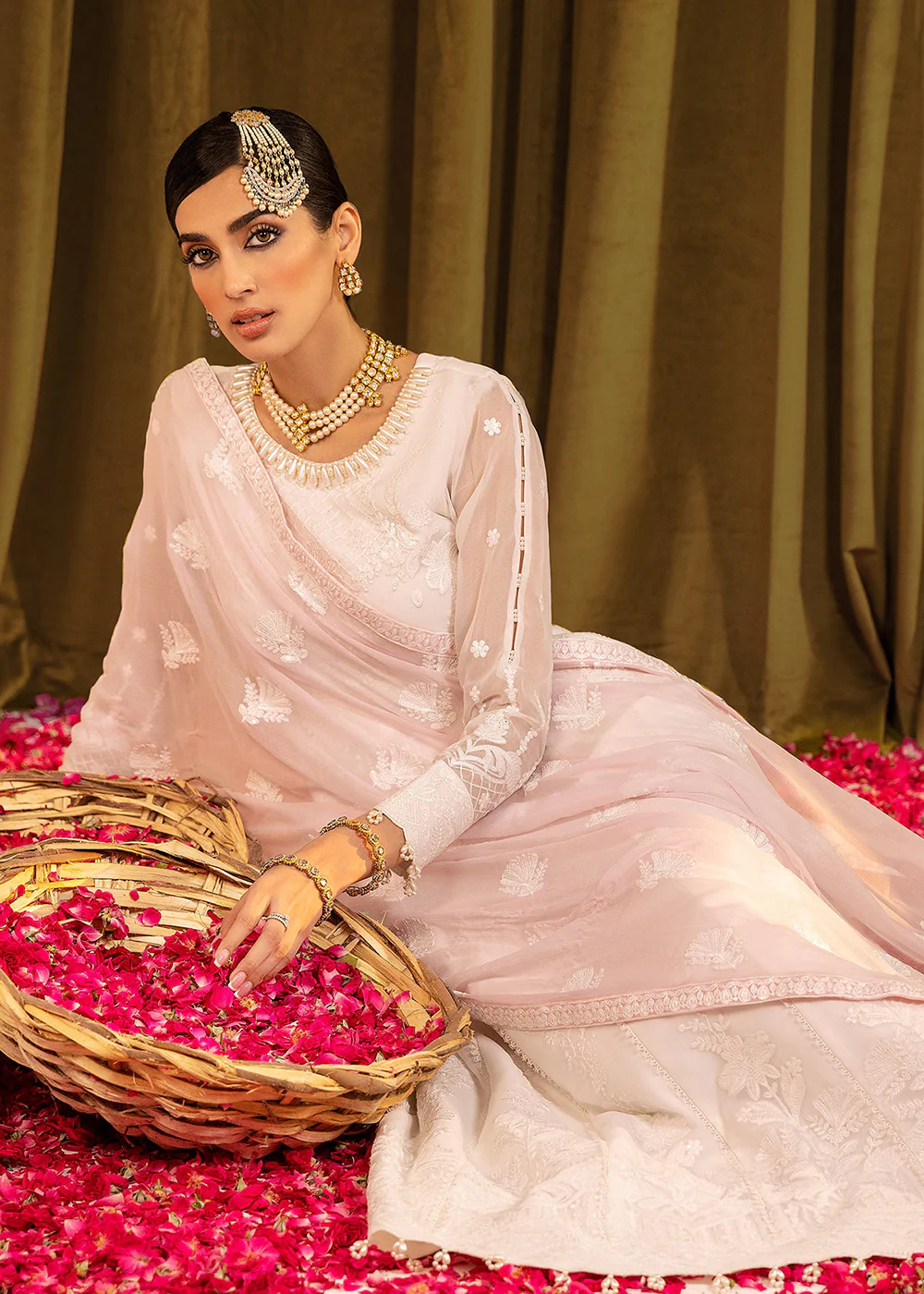 Mehfil E Uroos Luxury Formals 23 by Alizeh | V16D02 - Aynur - Image 8