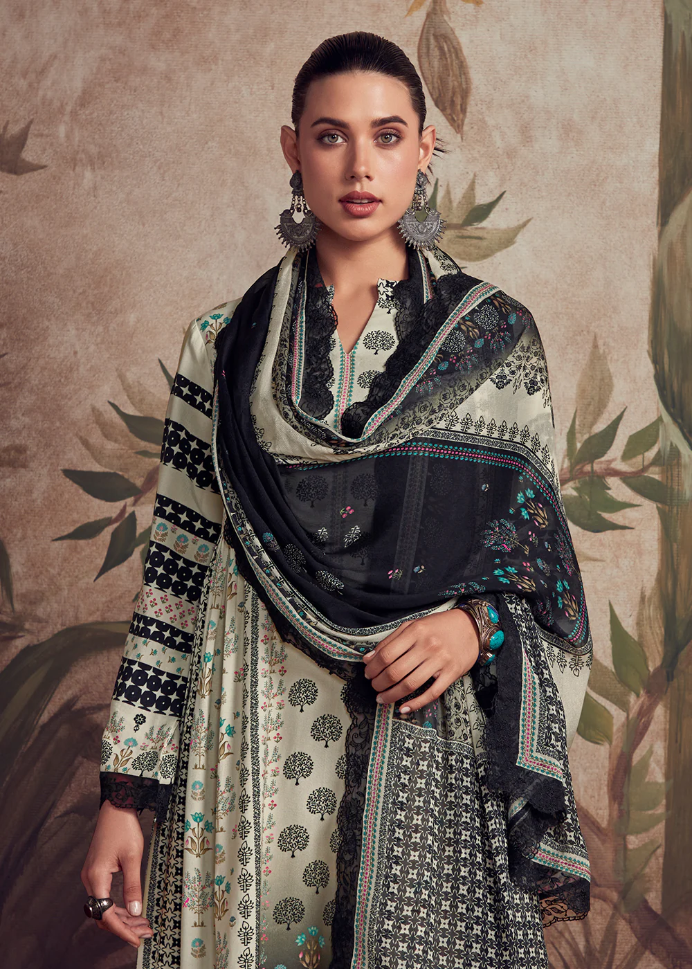 Off White Digital Printed Pakistani Style Salwar Suit - Image 2