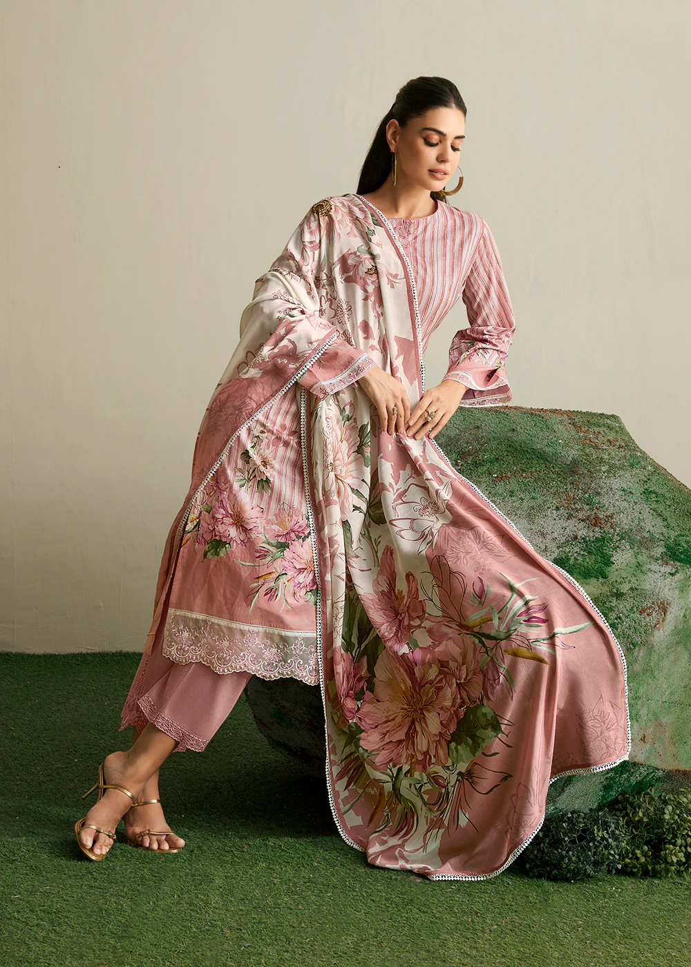 Off White & Pink Embroidered Festive Wear Salwar Suit - Image 3