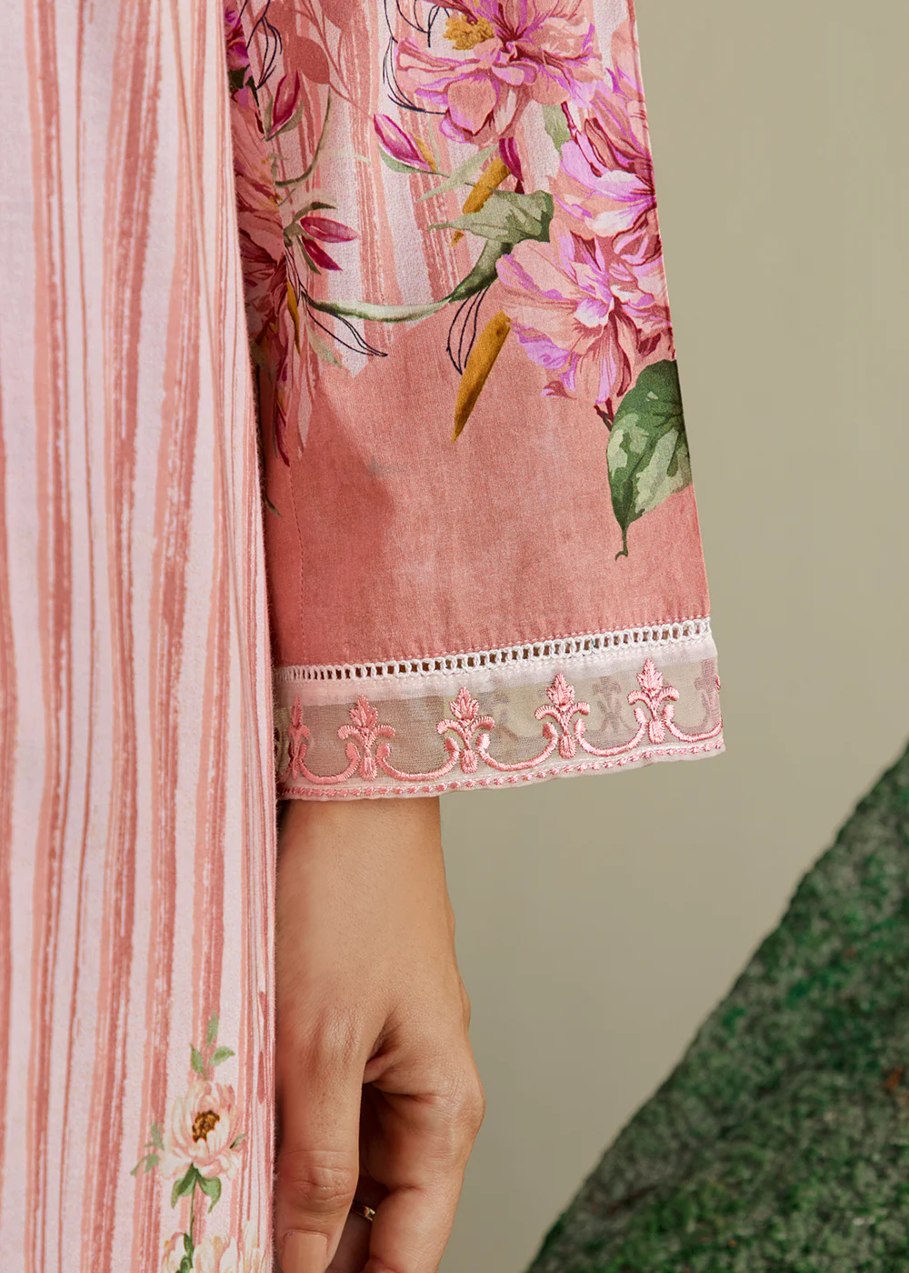 Off White & Pink Embroidered Festive Wear Salwar Suit - Image 4