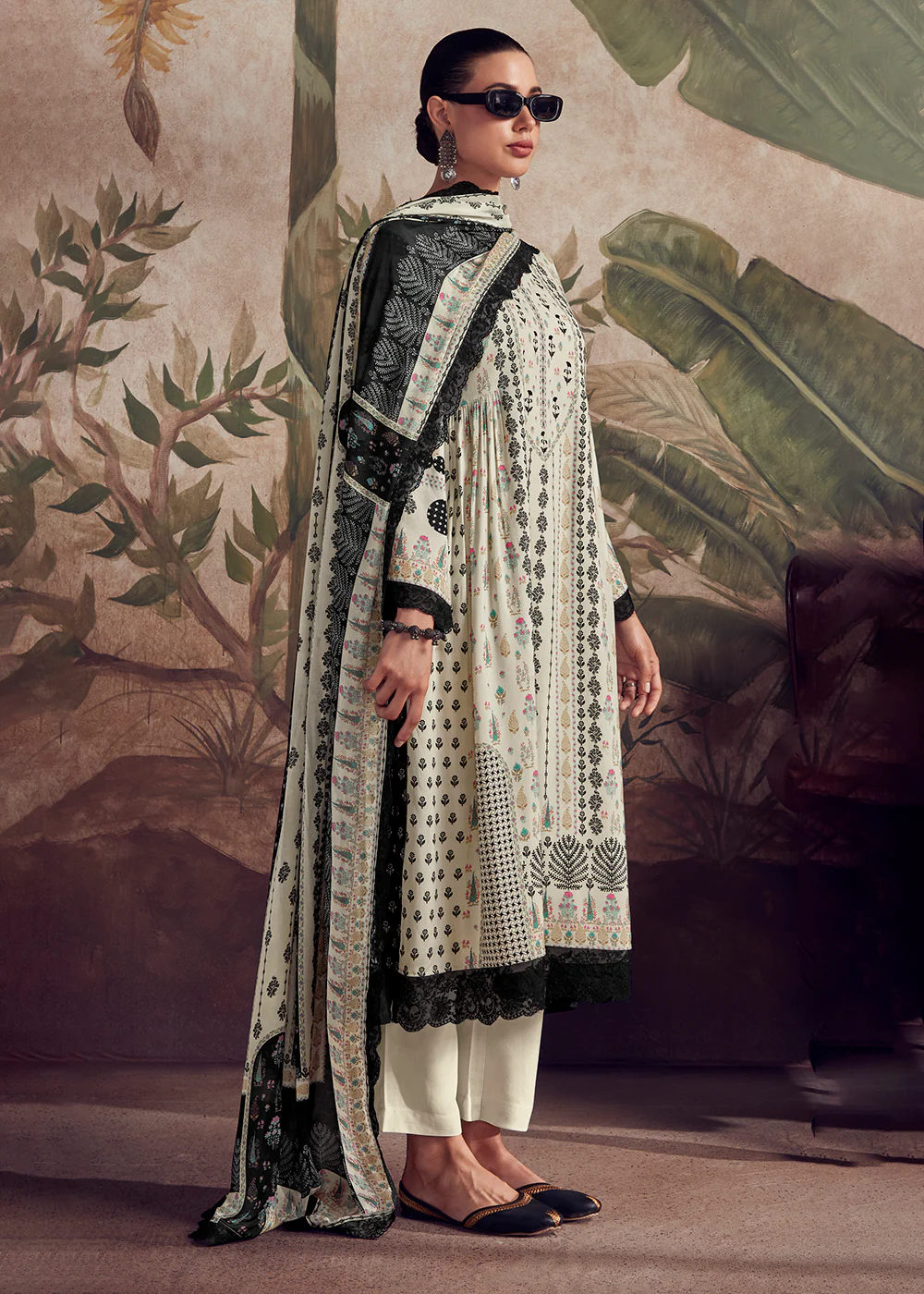 Pakistani Style Off White Digital Printed Salwar Suit - Image 3