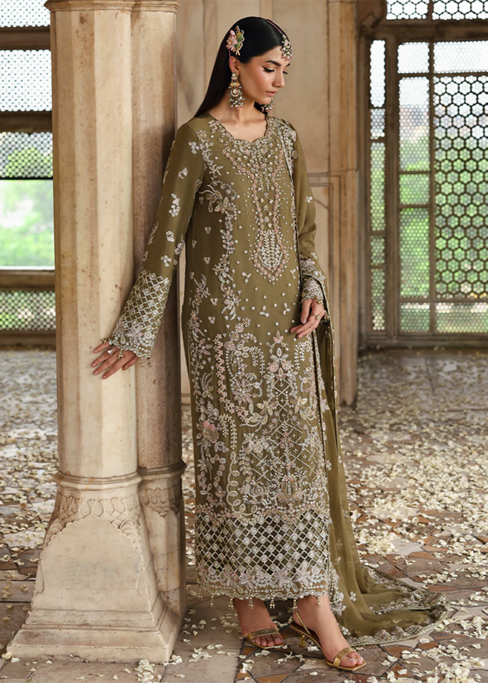 Romansiyyah Luxury Formals '25 by Emaan Adeel | OLIVEA - Image 4
