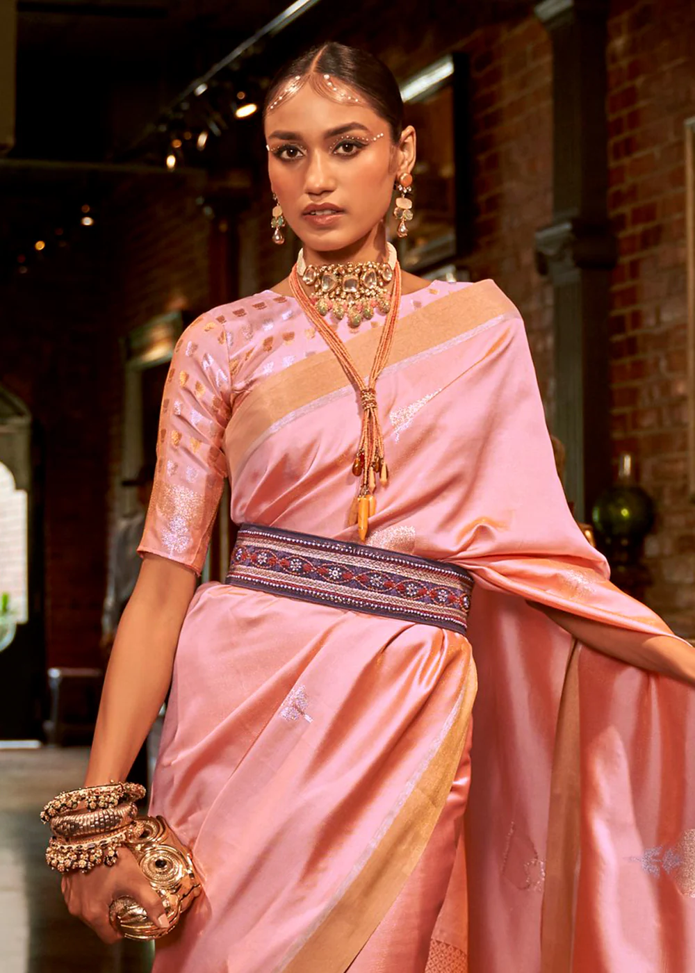 Sterling Pink Handloom Silk Weaving Contemporary Saree - Image 2