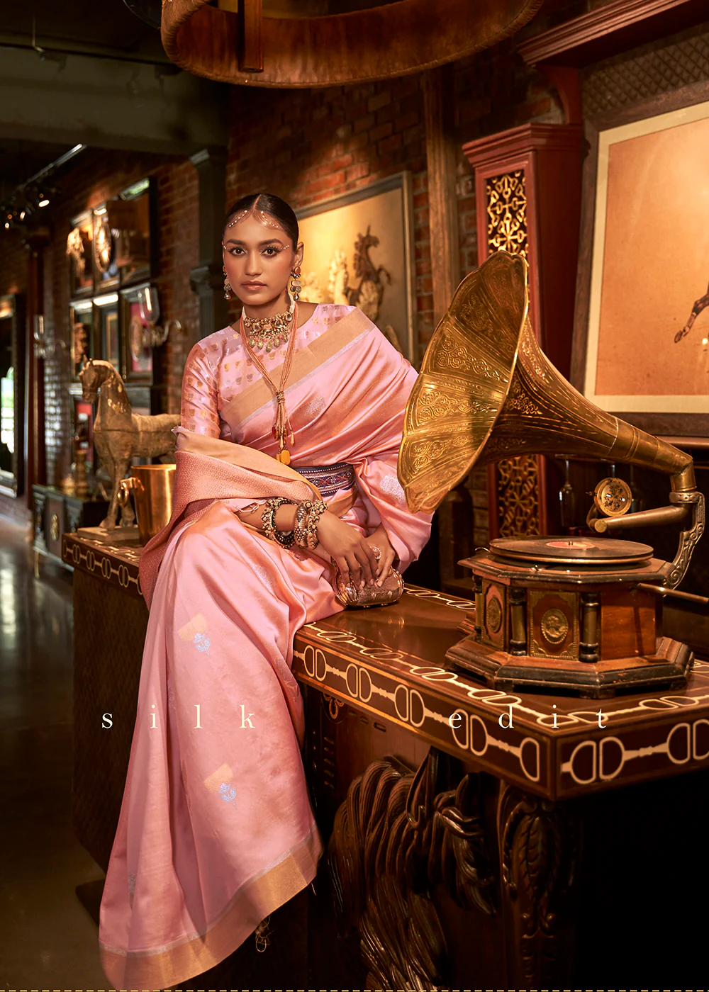 Sterling Pink Handloom Silk Weaving Contemporary Saree - Image 3